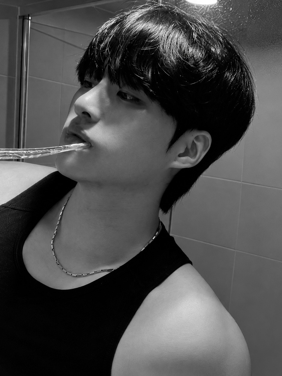 어떤 눈물은 무거워 엎드릴 수 밖에 