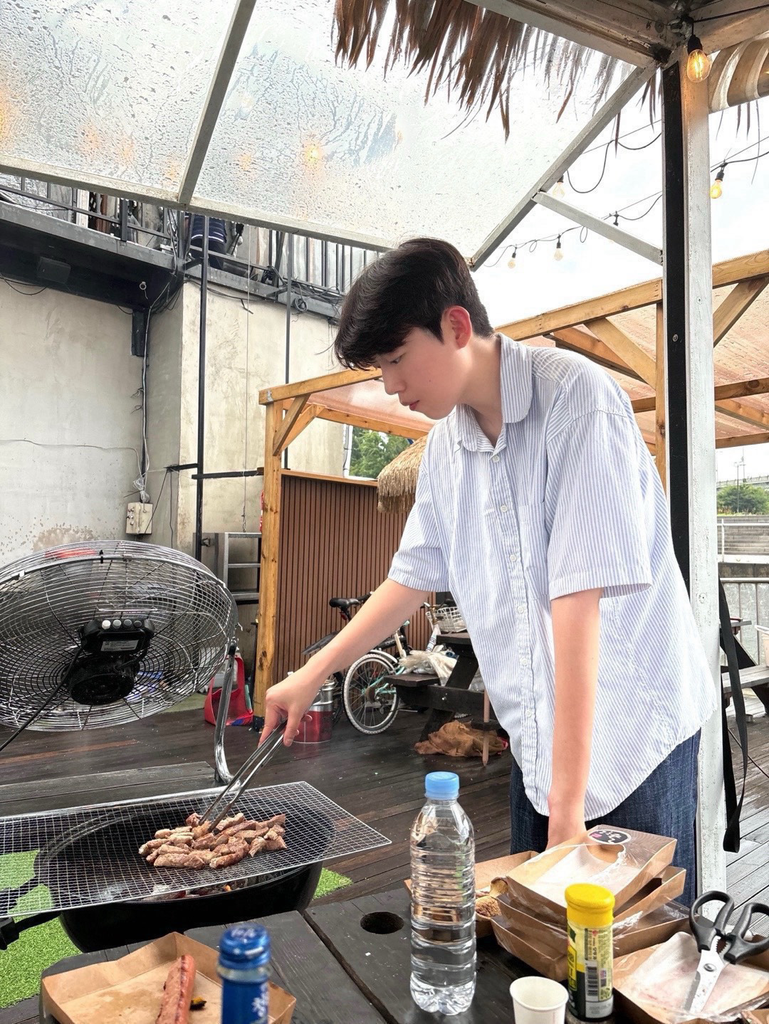 소년은 커다란 모험 앞에 서있다,