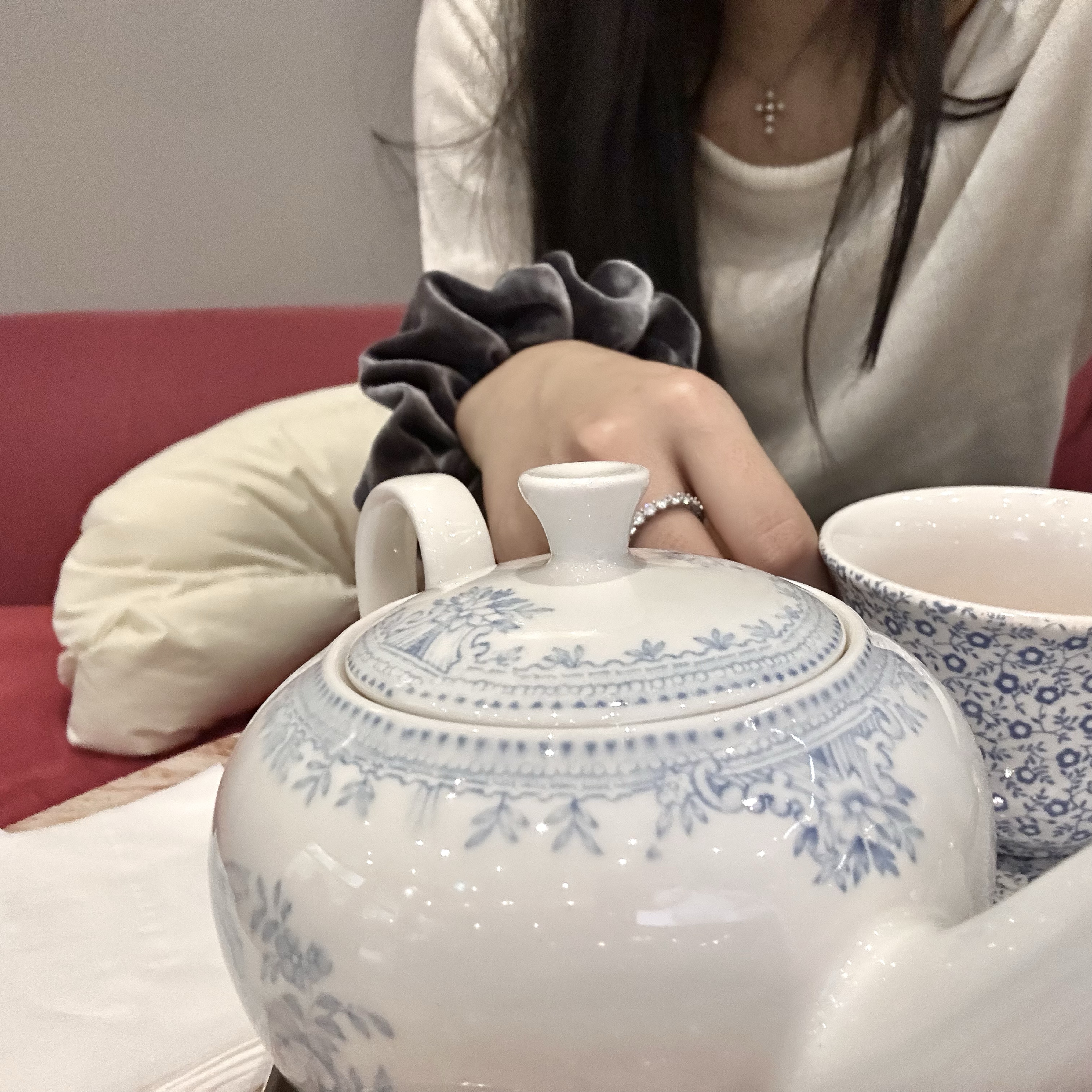 뒷골 땡기는 여자 등장 🩵