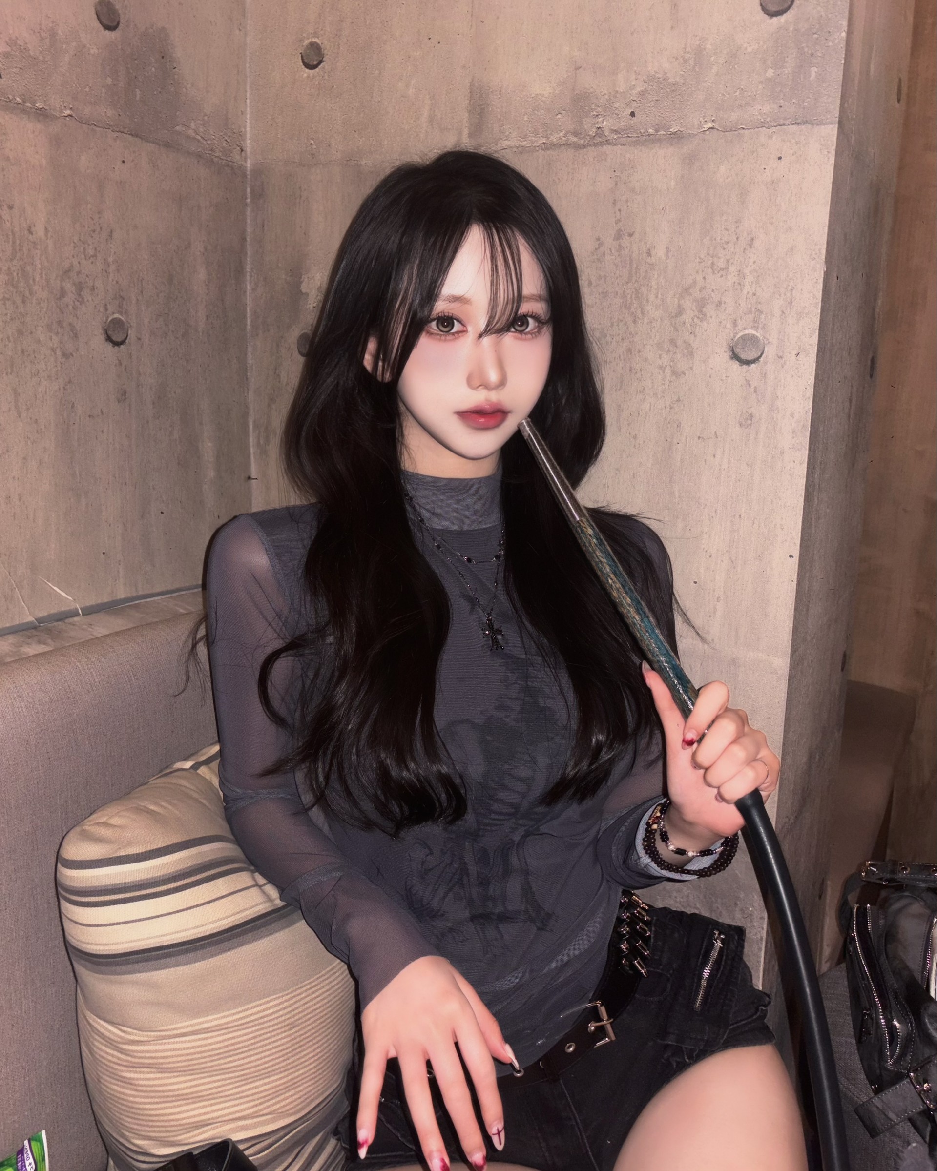 솔크를 보내는 여성이 있습니다