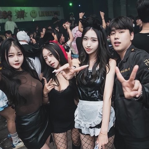 그녀는 너무 지적이야