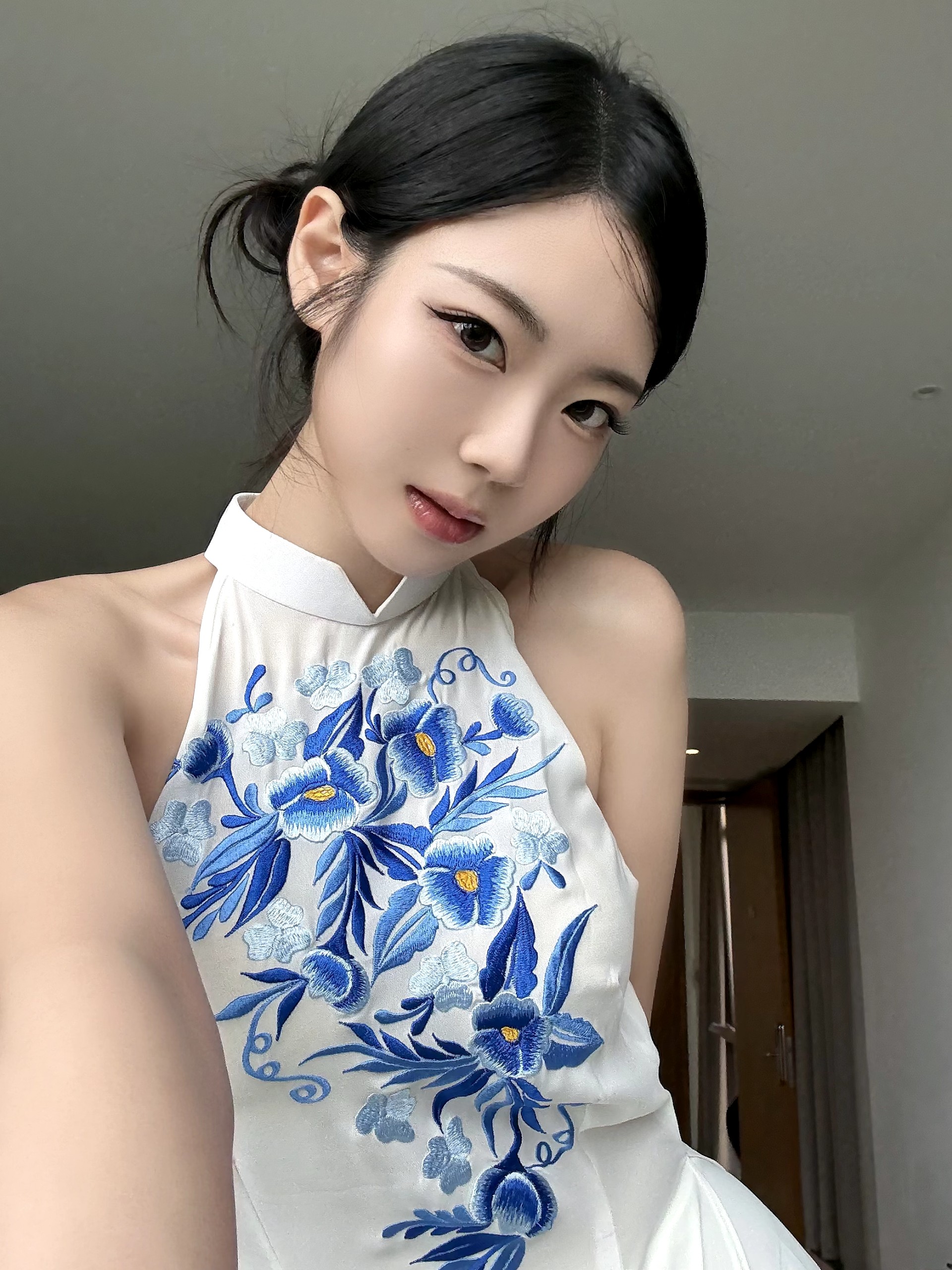 나랑 좀 더 자야지