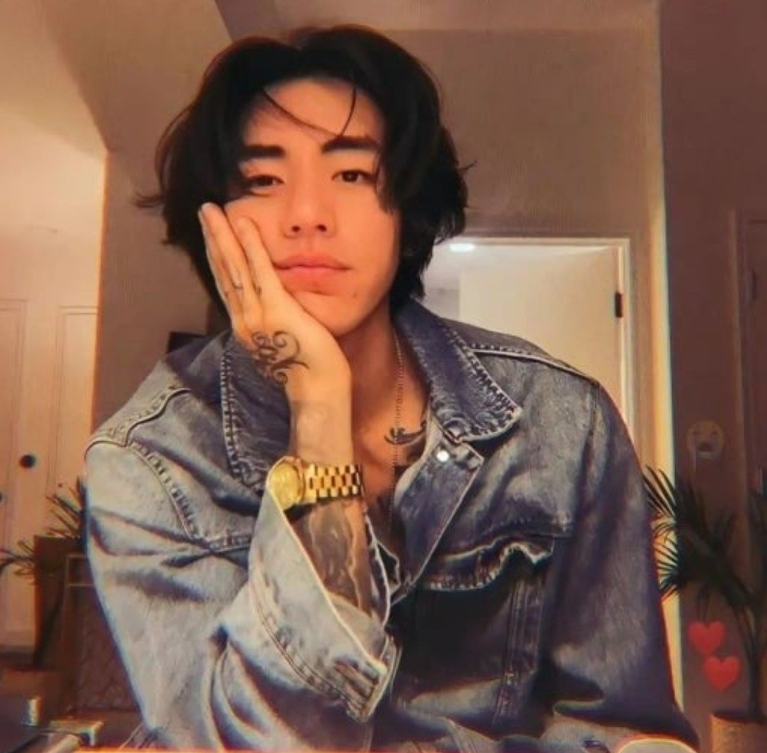 노래 시작했답니다.