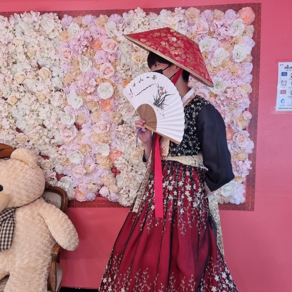 # 중 저 음 좋 아 하 세 요 .