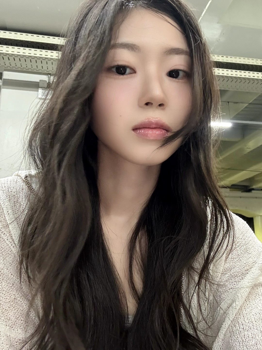 나랑 좀 더 자 안자면 때릴게