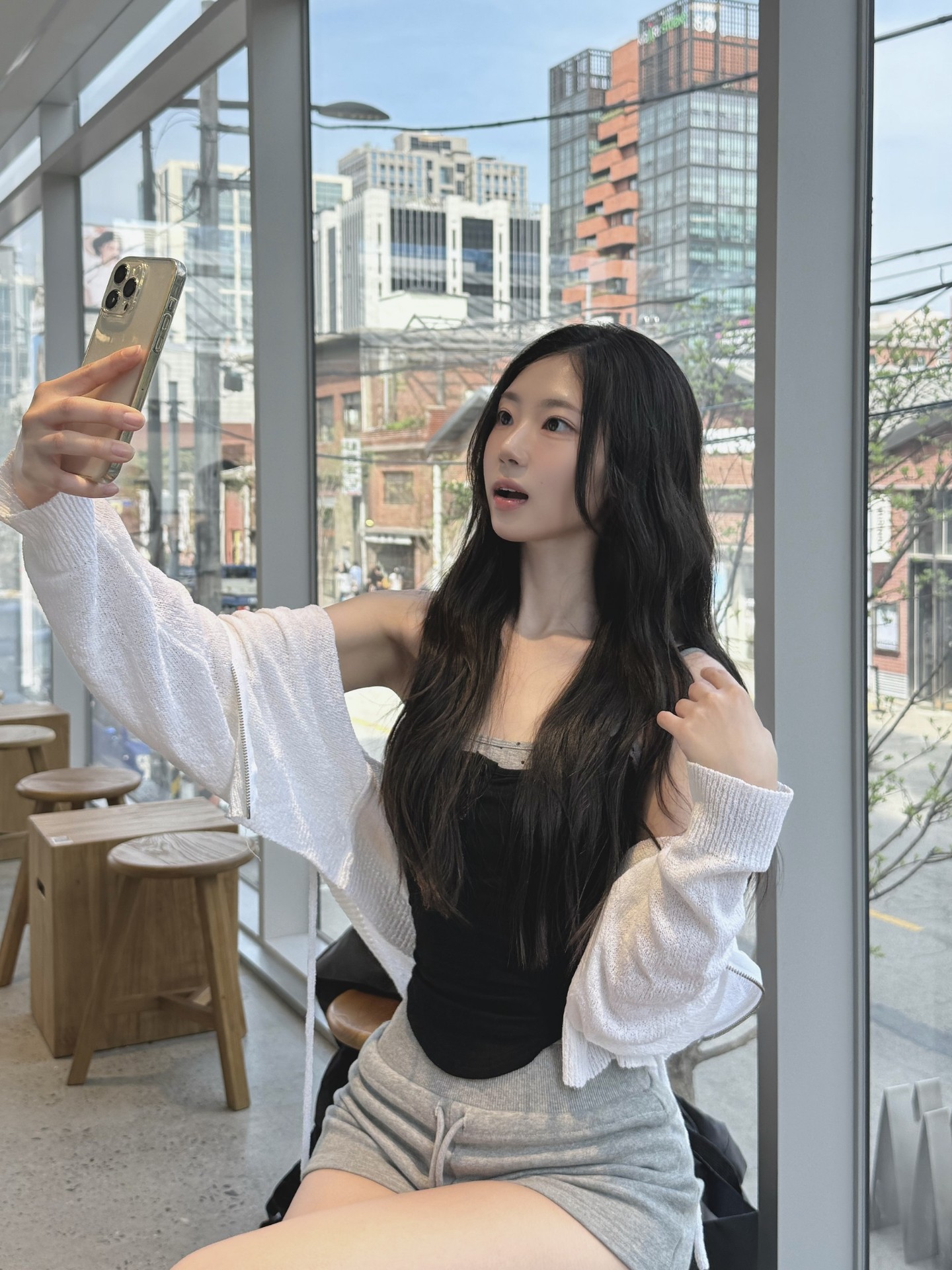 나랑 좀 더 자 안자면 때릴게