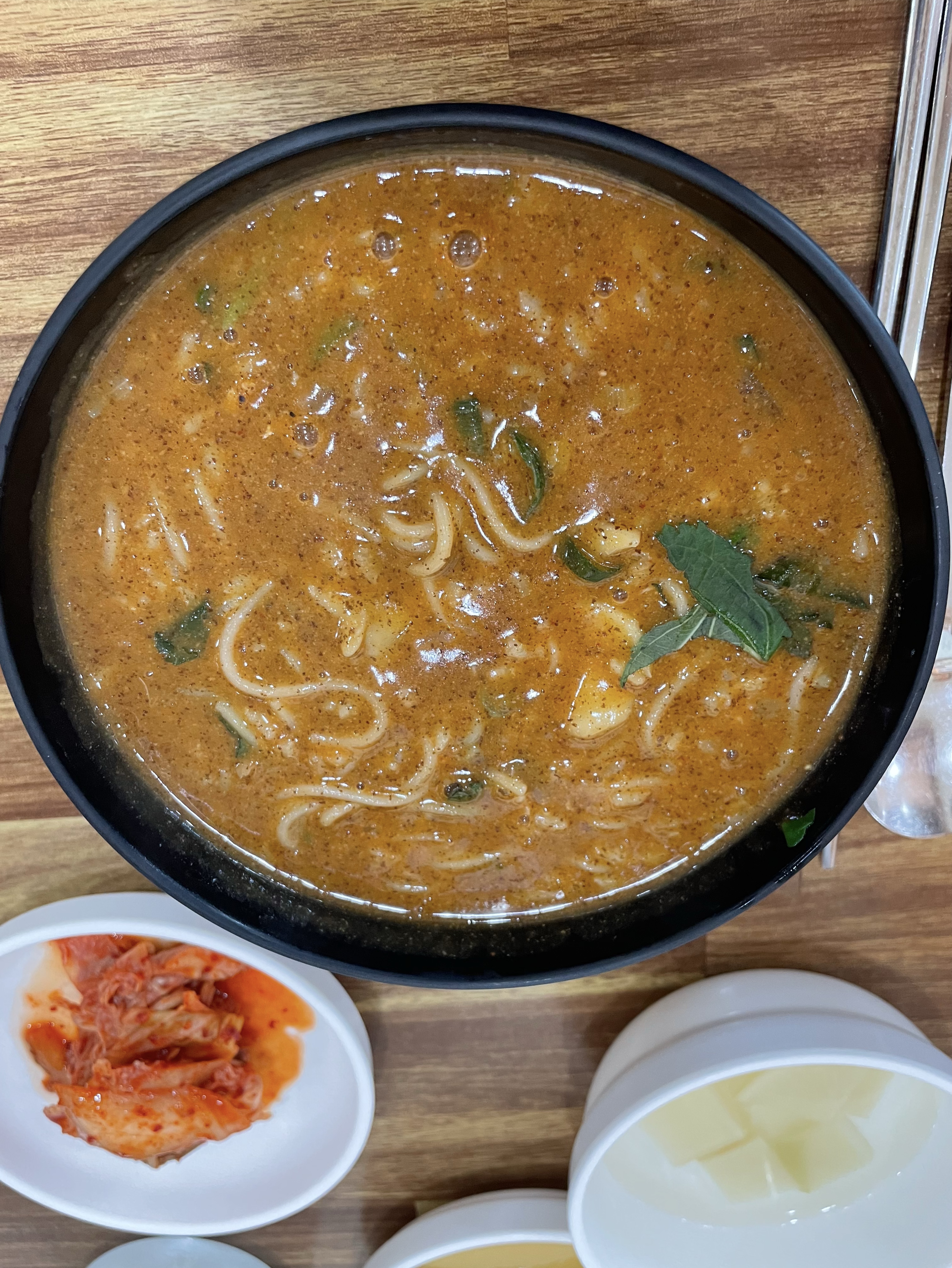일한다.