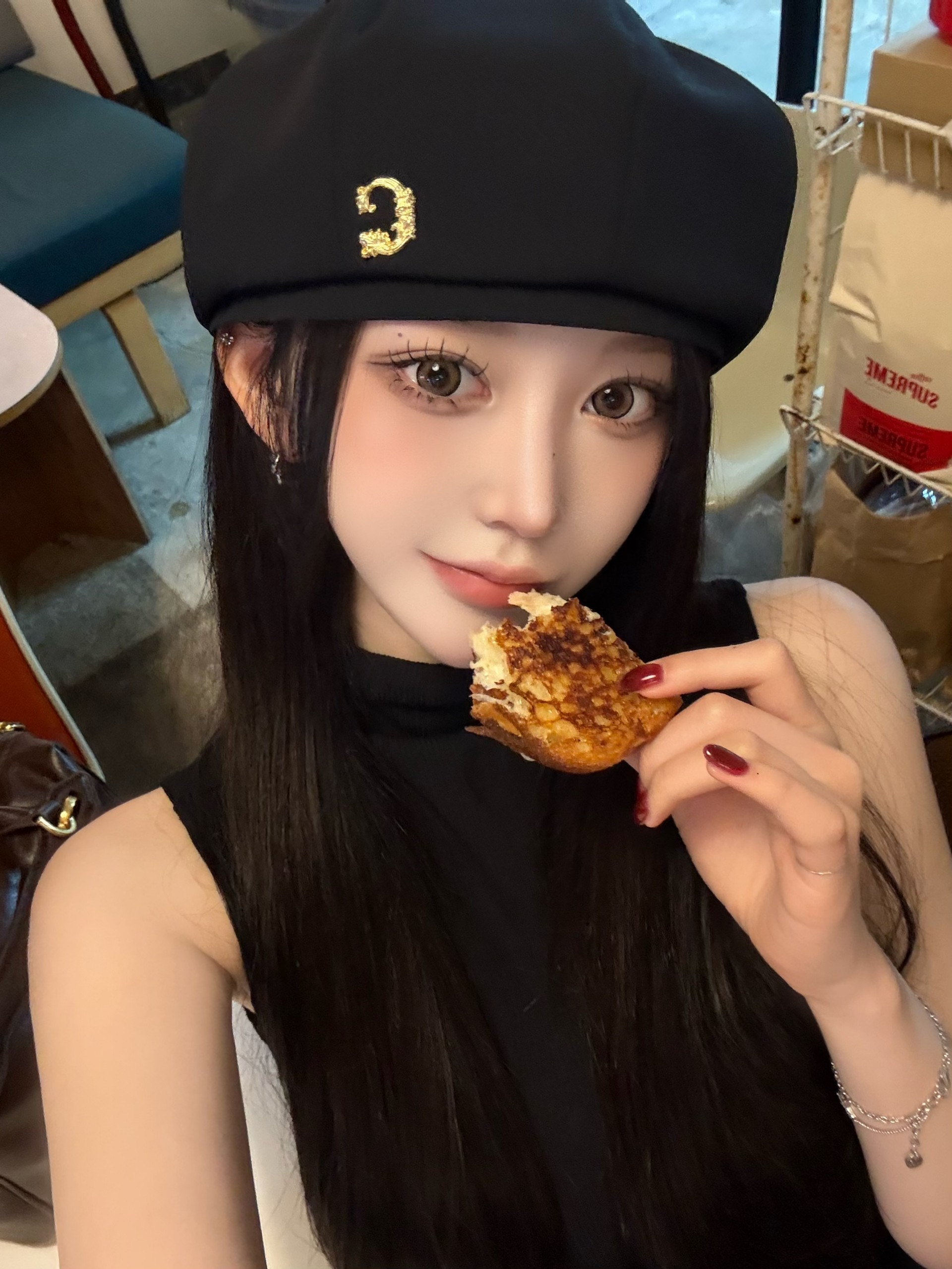 그녀가 왔다 ..