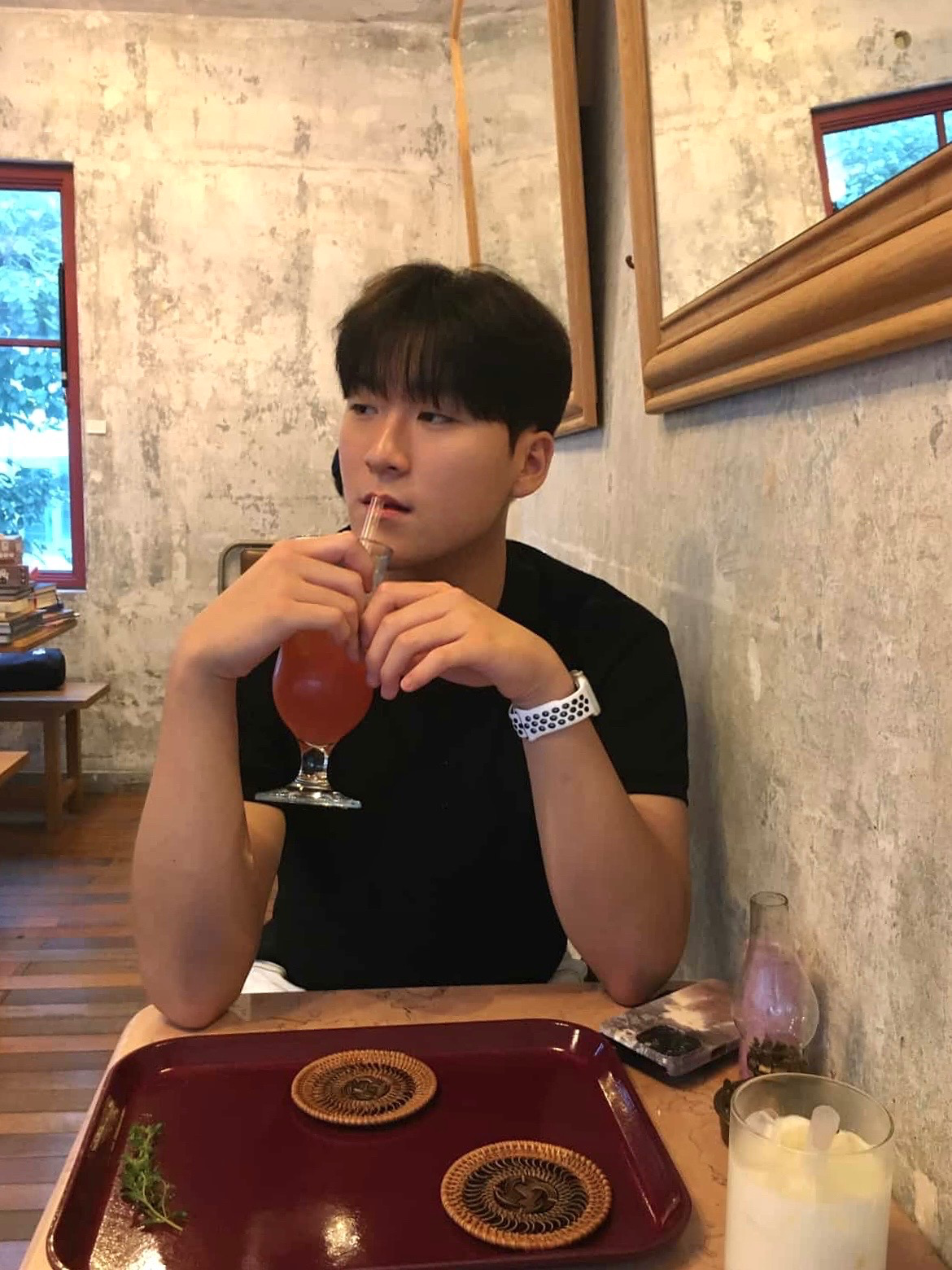 눈마주쳤으면 일단 들어와