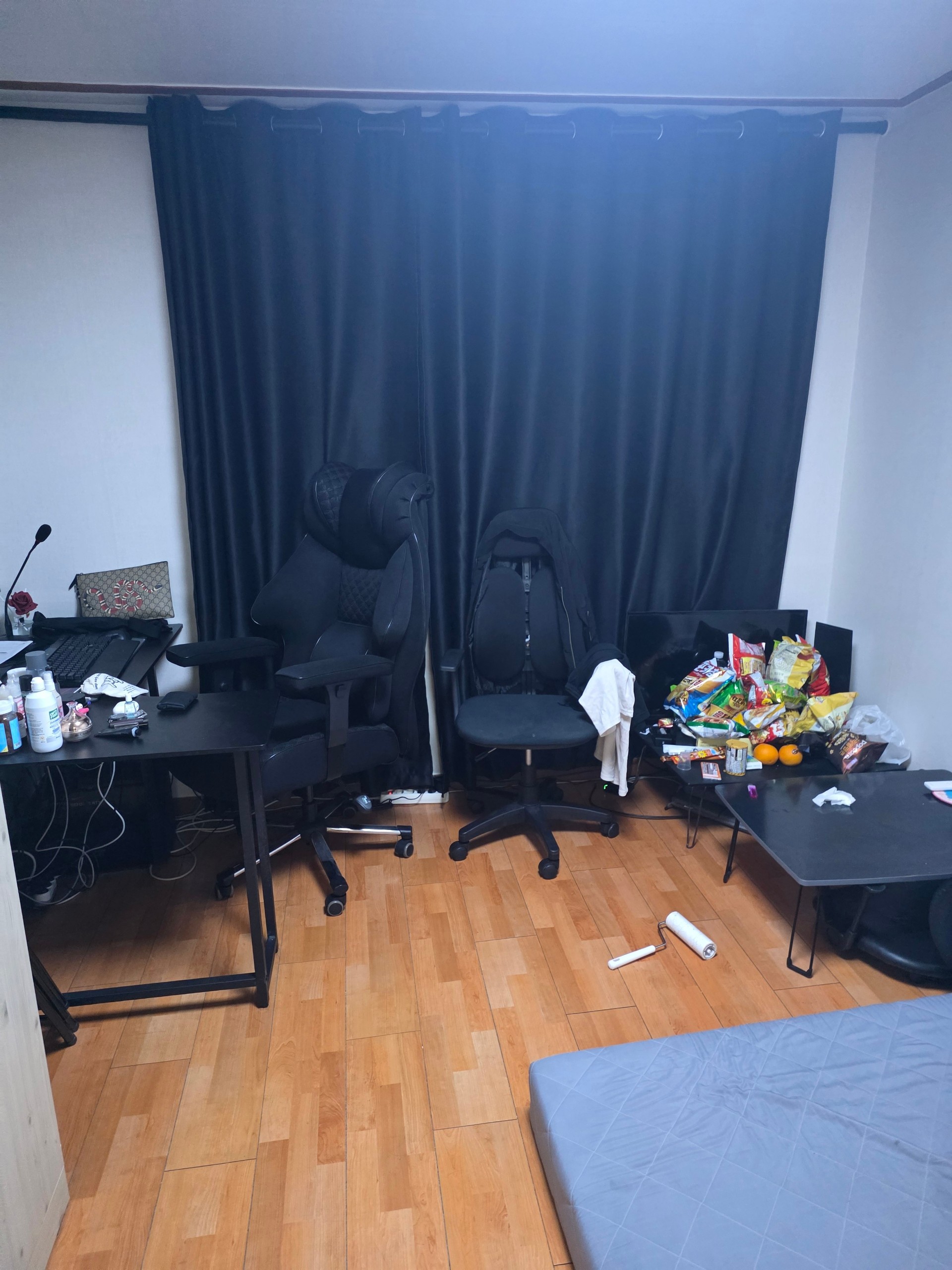 집 치우면서 방송 킬게요.