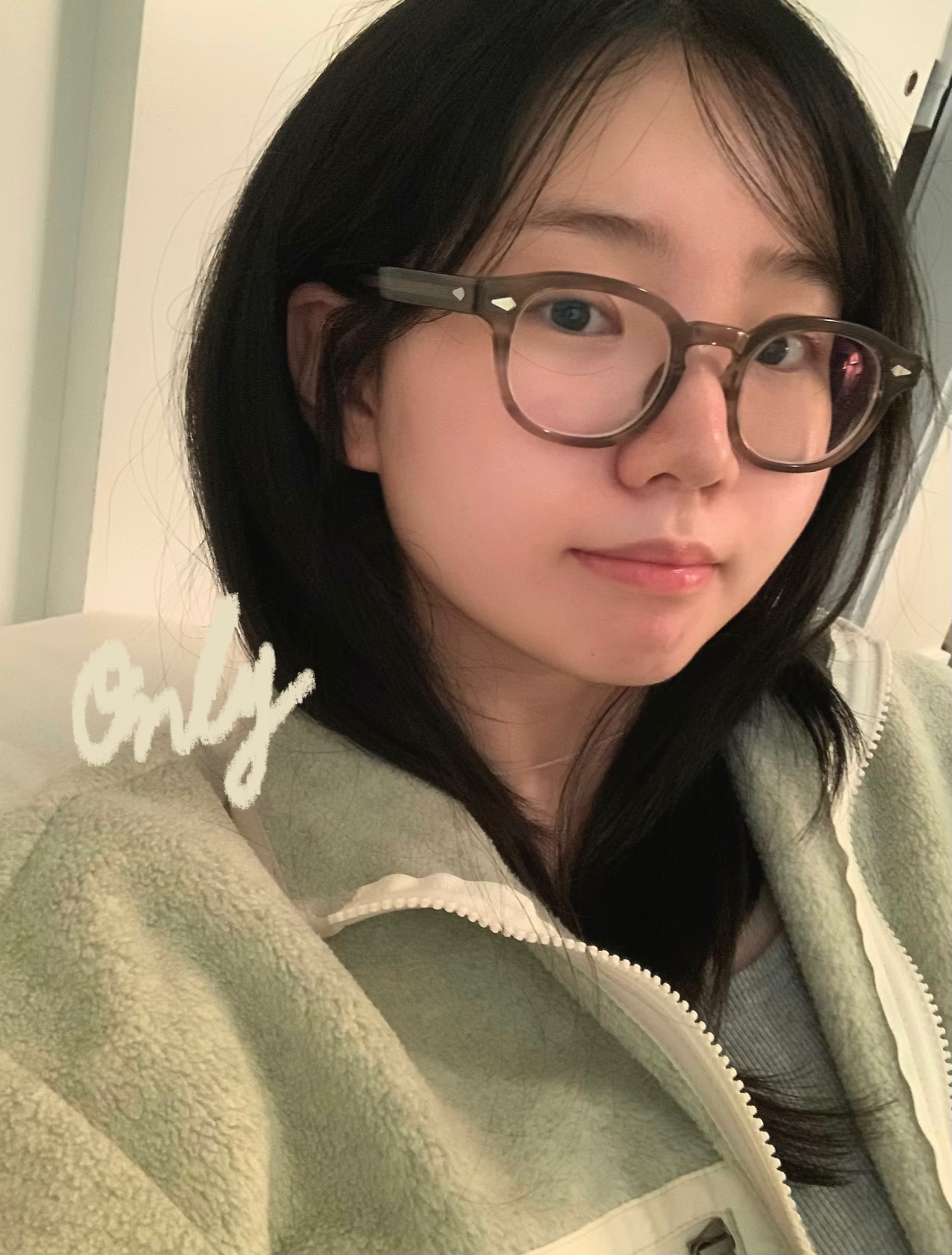 넘어지지 않게 손 잡아줘