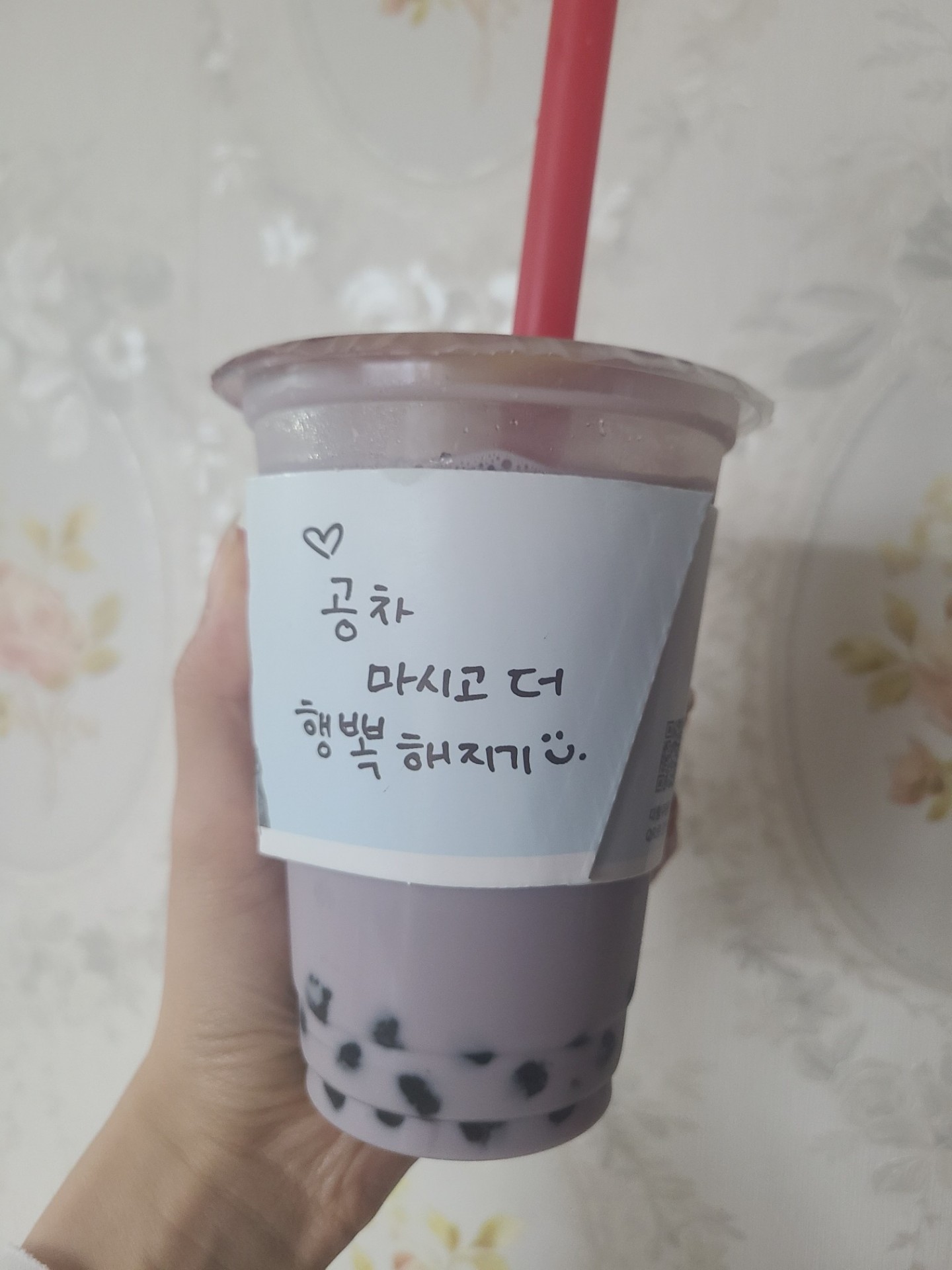 나는 밥먹을테니 알아서 놀아야해