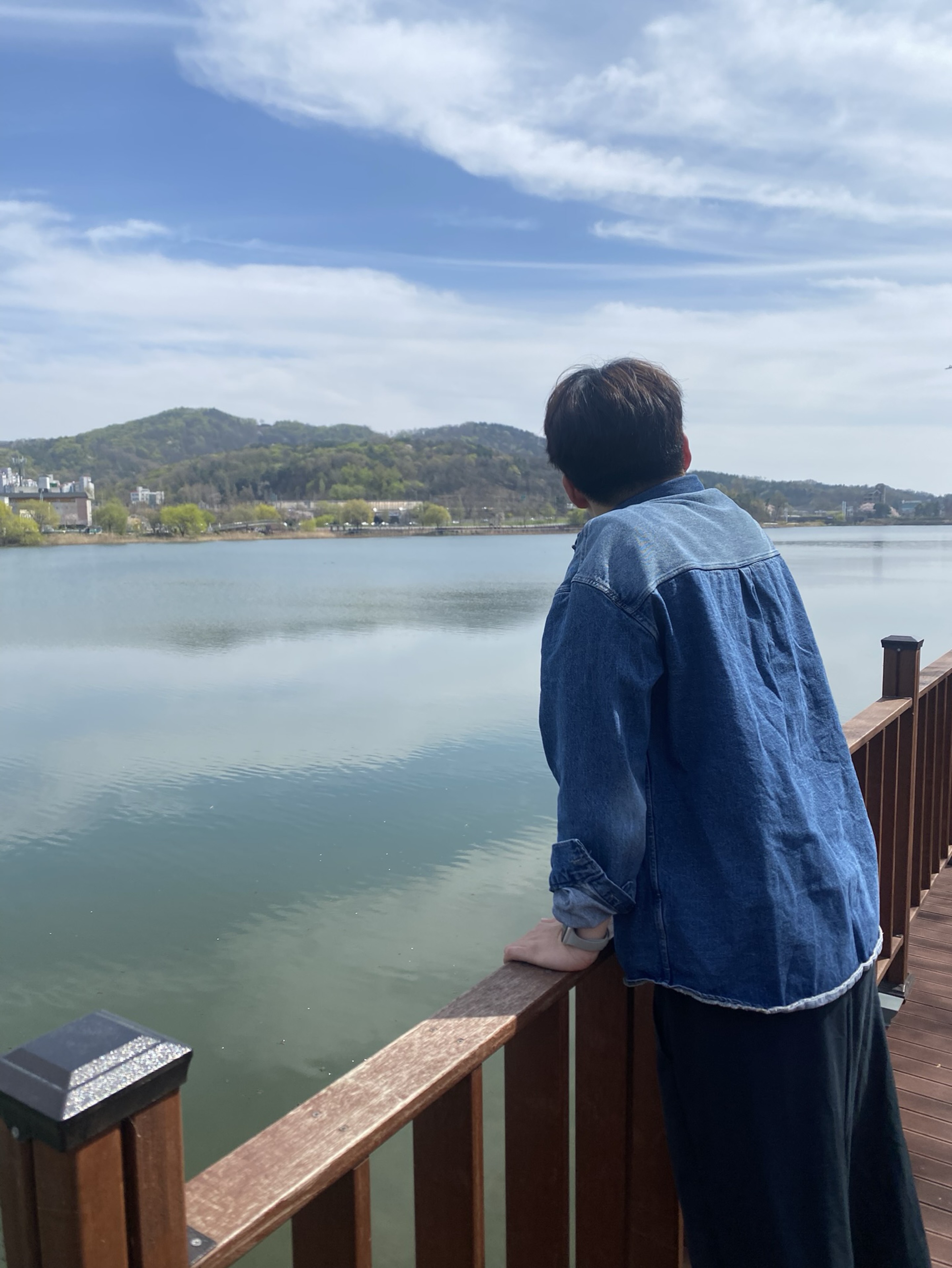 옷깃만 스쳐도 인연인데 멱살을 잡아