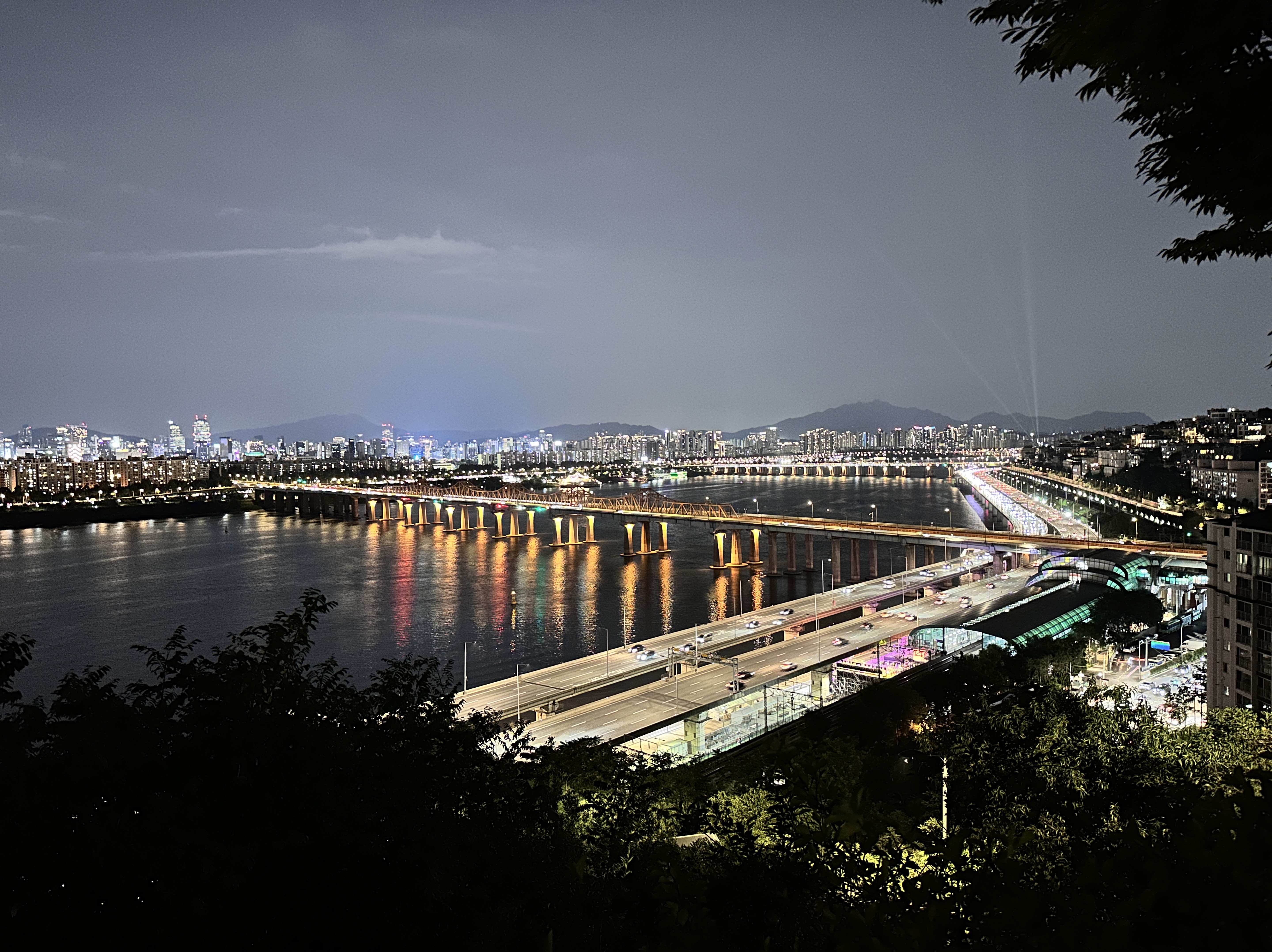 22) 자니?