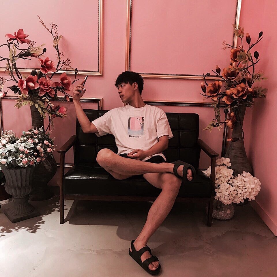 일찍 일어난 개가 심심하다.