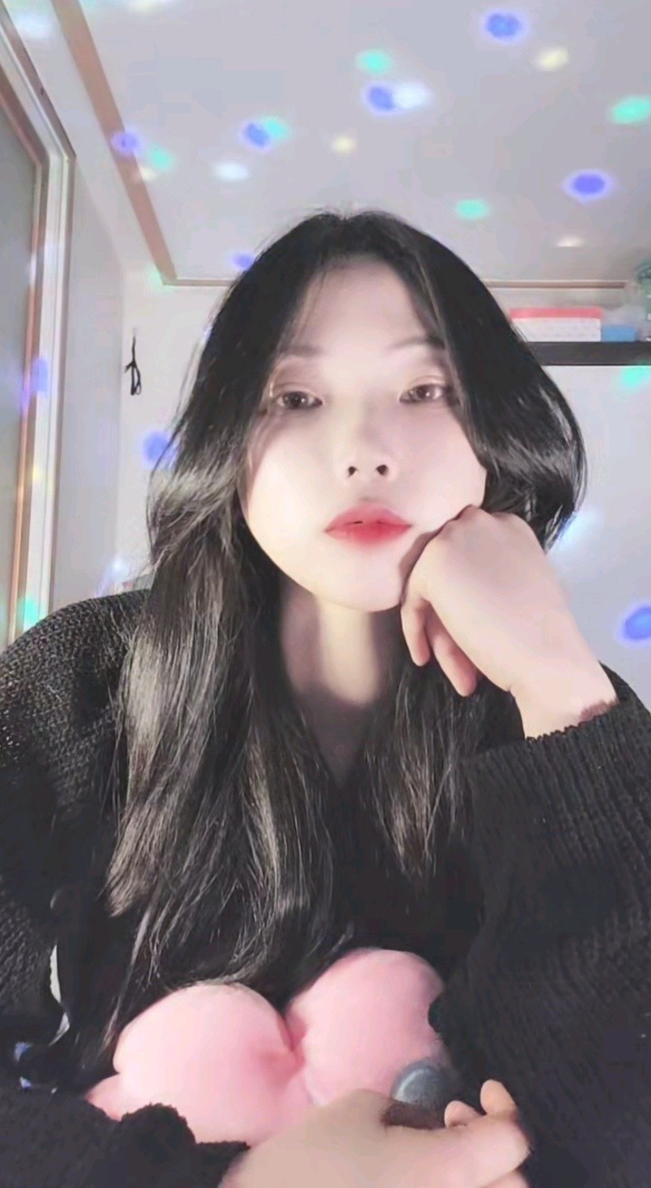 8월에도 목소리 존나 좋거든?
