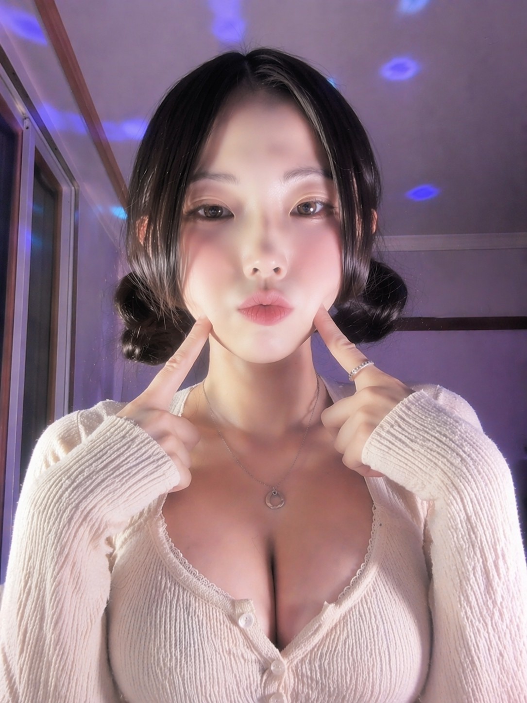 8월에도 목소리 존나 좋거든?