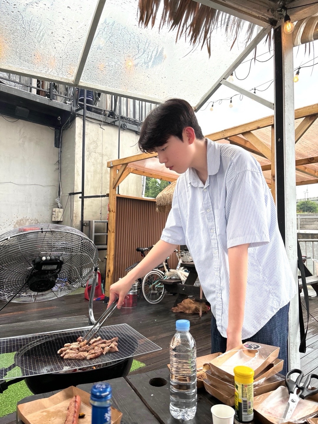 소년은 커다란 모험 앞에 서있다,