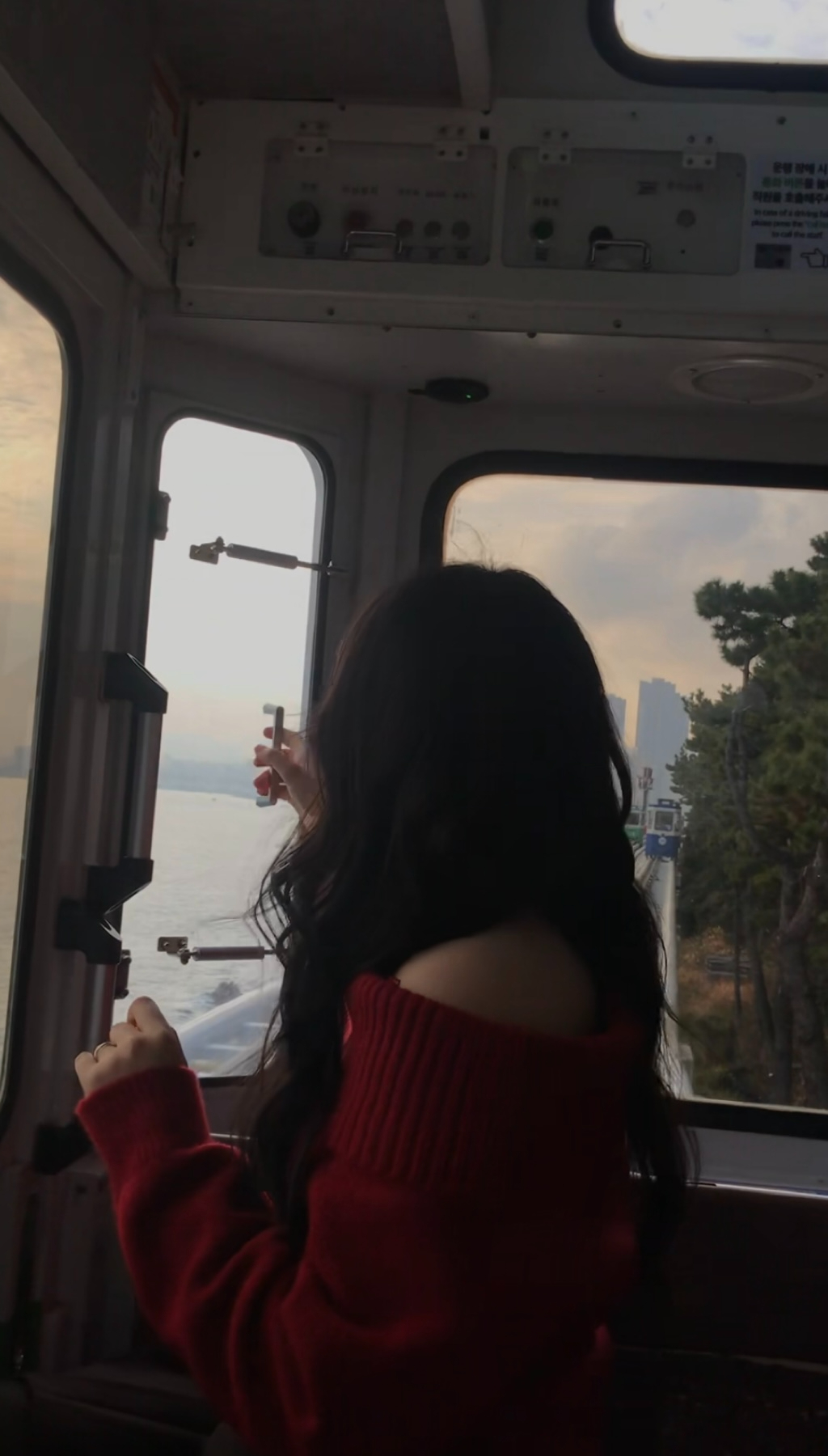 오늘은 누가 여며들래