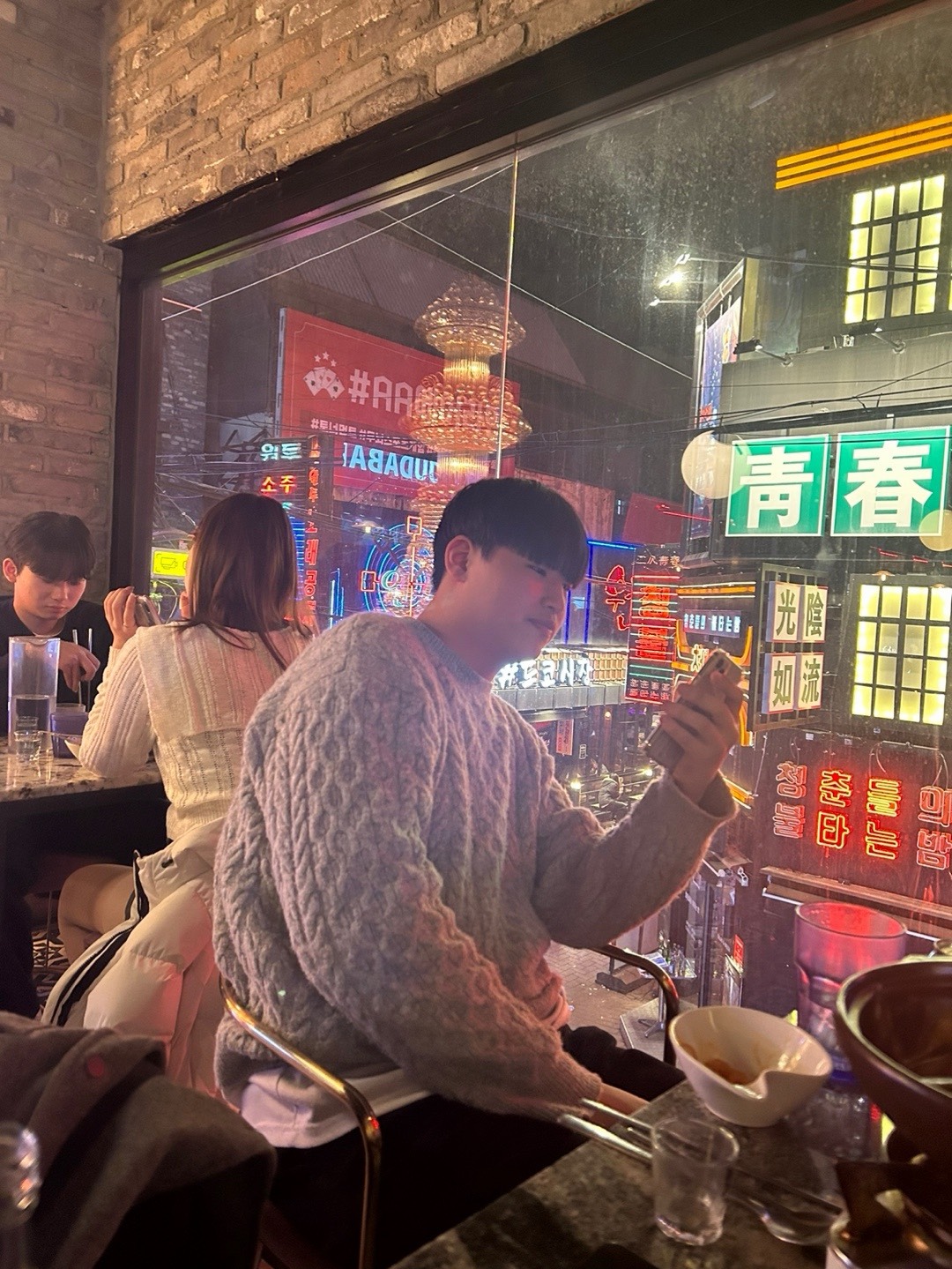이 남자는 무료로 대줍니다 .