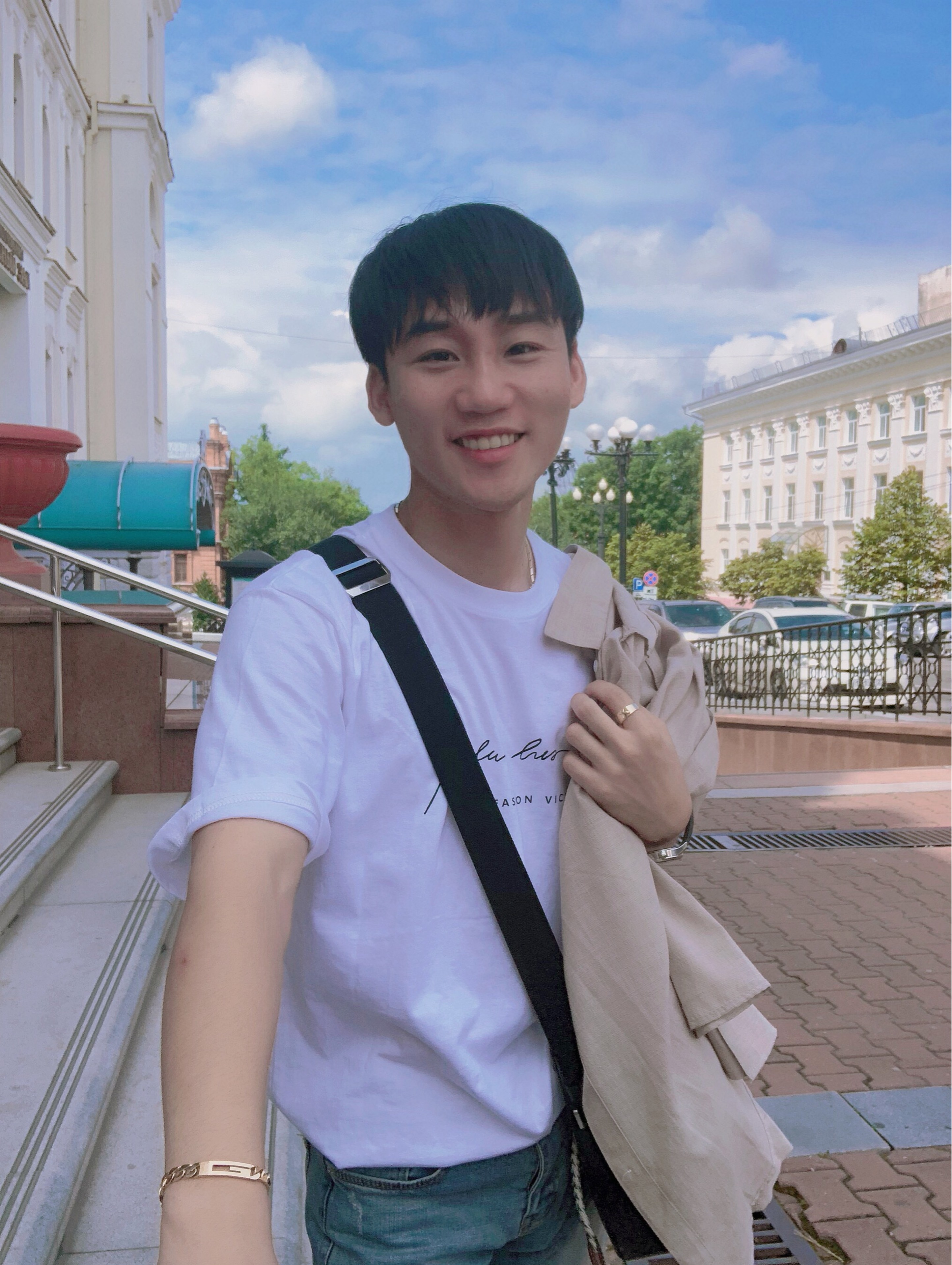 휴 우