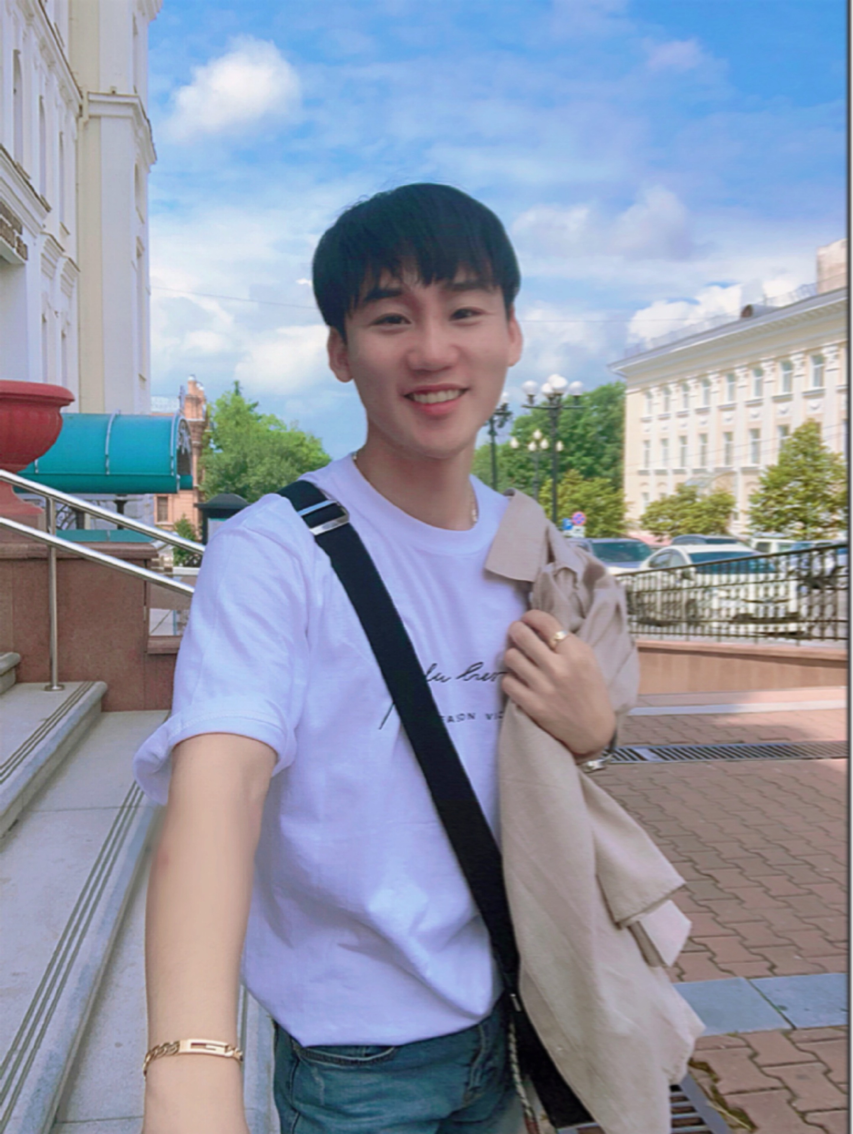 휴 우