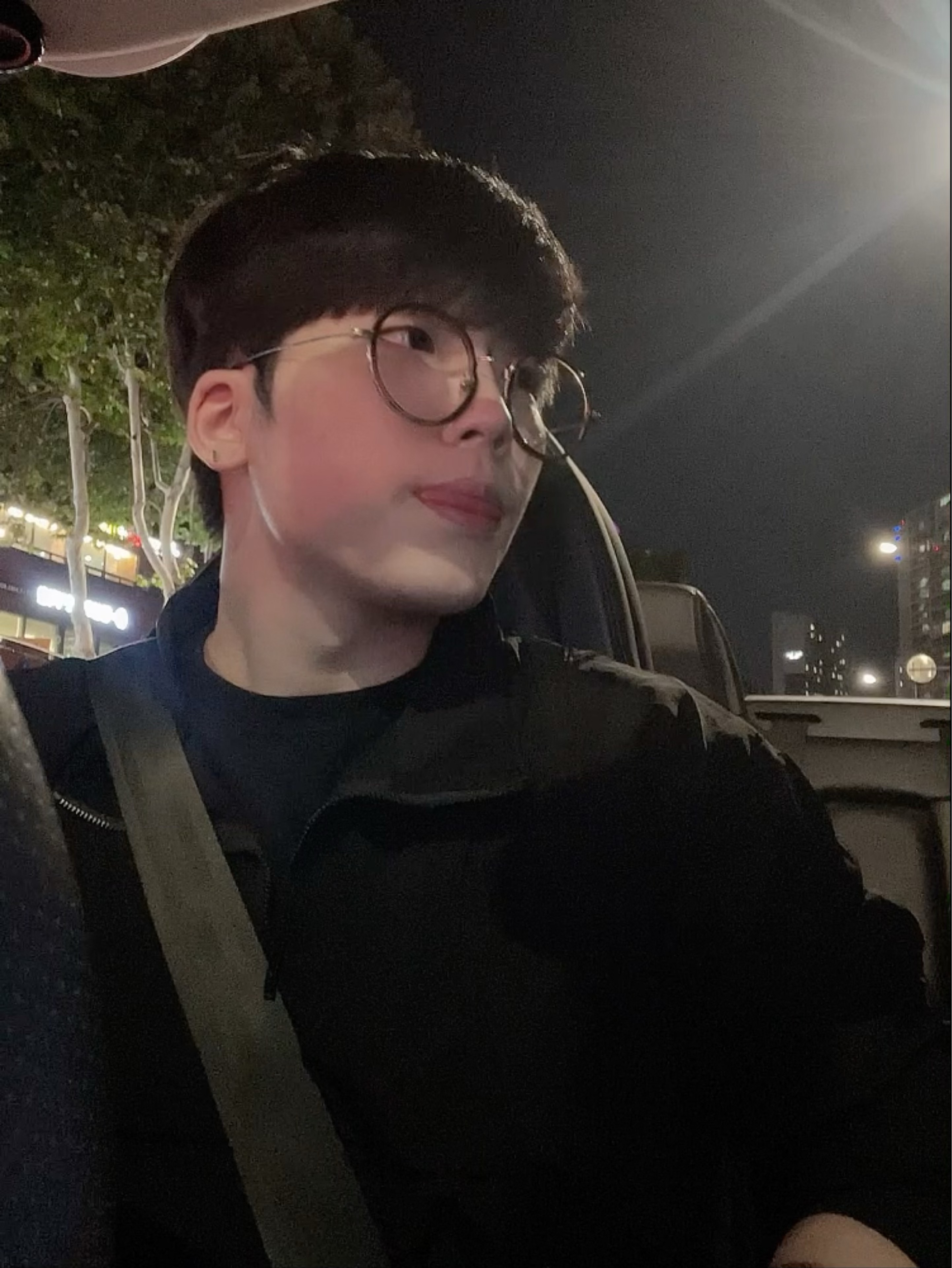 저기니남친지나간다
