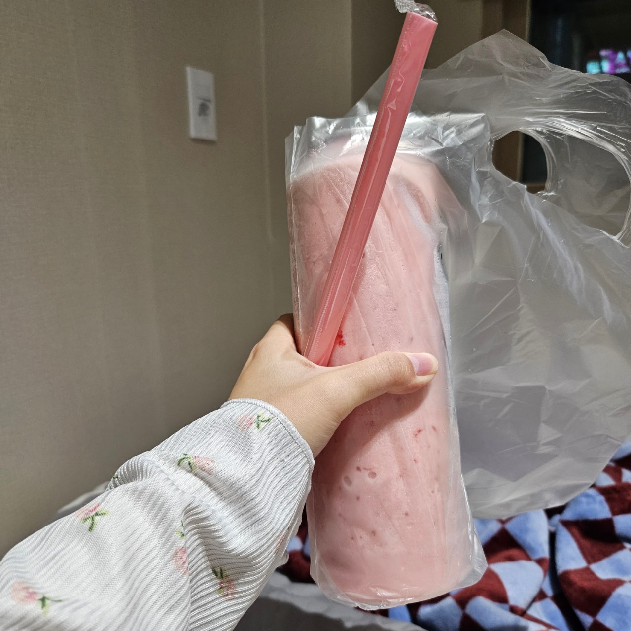 하트빨대 받아서 신난 딸기스무디